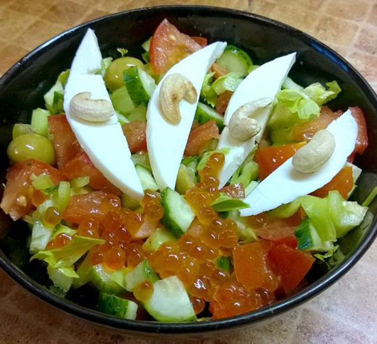 Овощной салат «Фантазия» с оливками фаршированными лососем