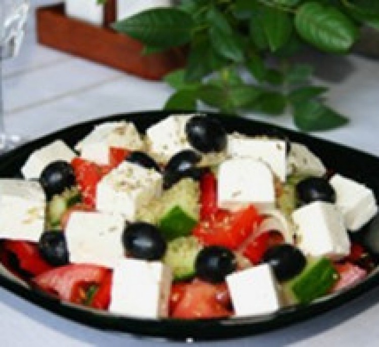 Греческий салат из помидор и маслин
