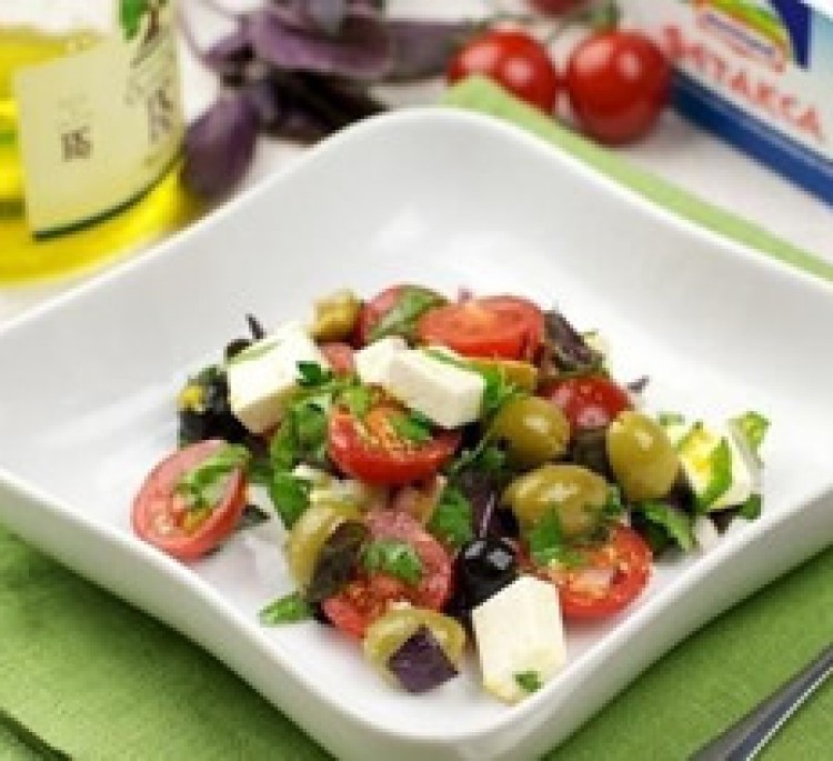 Салат с оливками с косточкой