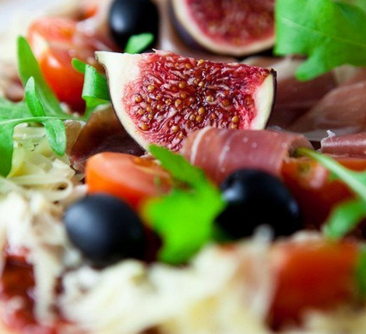 Салат из козьего сыра с инжиром и оливками фаршированные тунцом